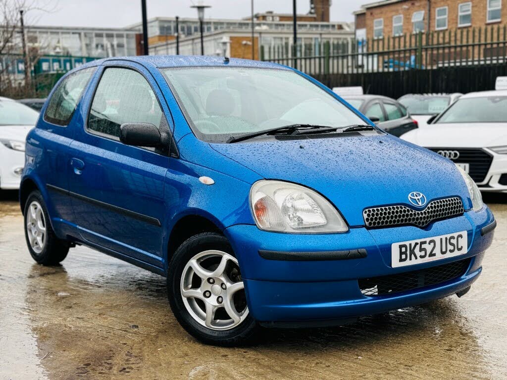 2002 Toyota Yaris 1.0 Colour Collection Red 3d