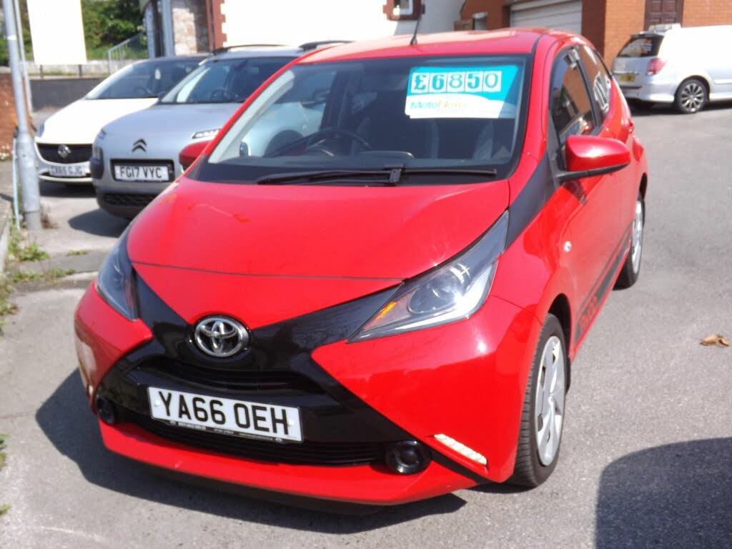 2016 Toyota AYGO 1.0 VVT-i x-play (71bhp) 5d