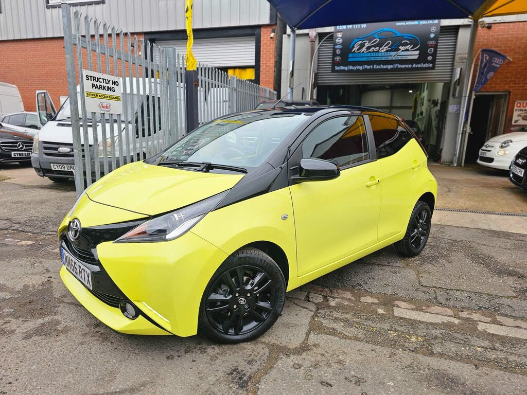 2016 Toyota AYGO 1.0 VVT-i x-cite 3 (Bi-tone Yellow) 5d