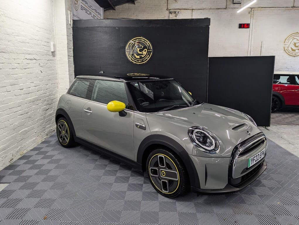 2022 MINI Mini E Cooper S 1)
