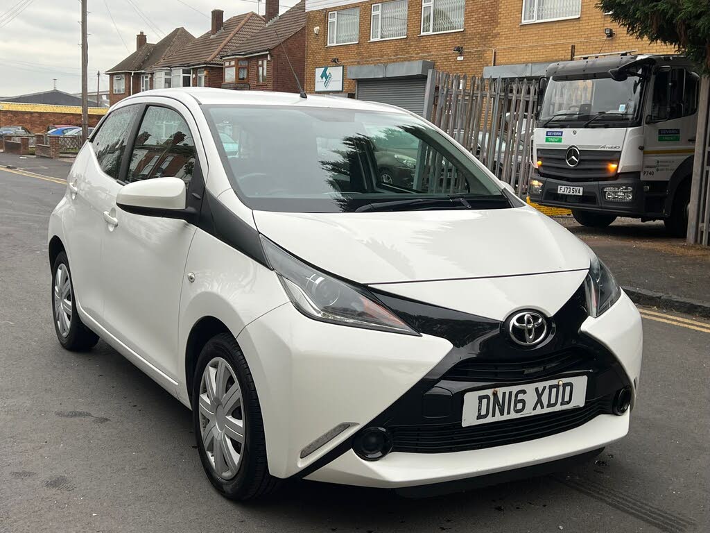 2016 Toyota AYGO 1.0 VVT-i x-play (68bhp) 5d