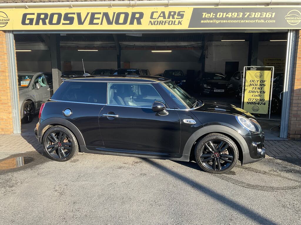 2017 MINI Mini 2.0 Cooper S (Chili) (s/s) Hatchback 3d