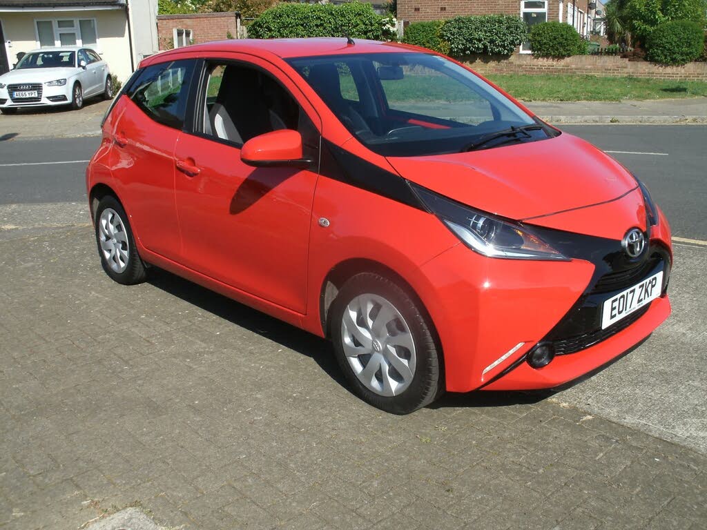 2017 Toyota AYGO 1.0 VVT-i x-play (71bhp) 5d