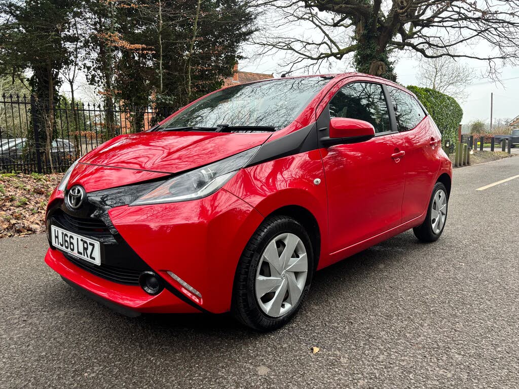 2016 Toyota AYGO 1.0 VVT-i x-play (71bhp) 5d