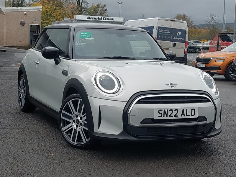 2022 MINI Mini 1.5 Cooper Exclusive Hatchback 3d