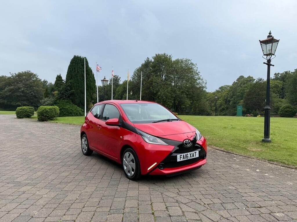 2016 Toyota AYGO 1.0 VVT-i x-play (68bhp) 5d