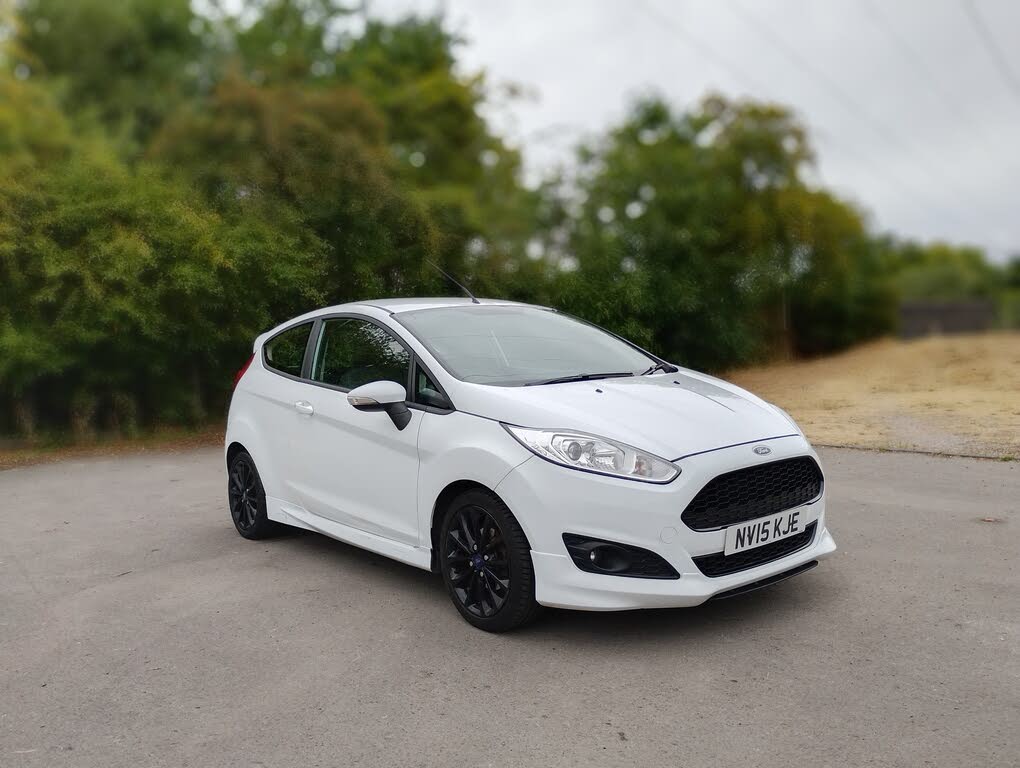 White 2015 Ford Fiesta Hatchback Front-wheel drive Manual