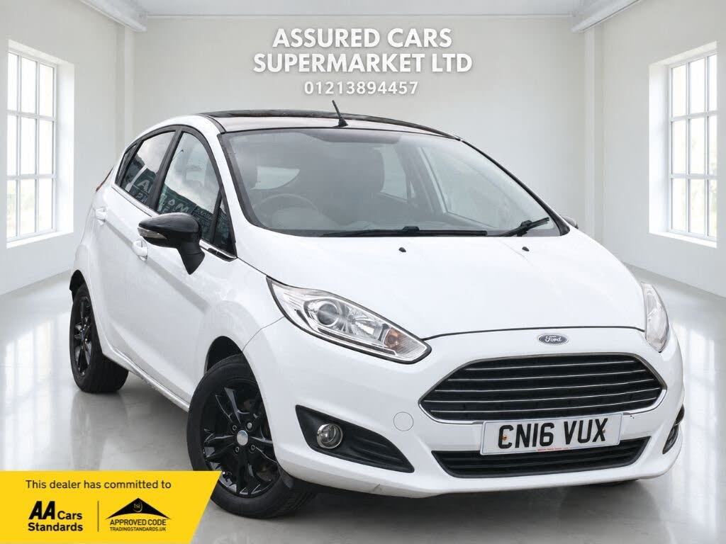 White 2016 Ford Fiesta Hatchback Front-wheel drive Manual