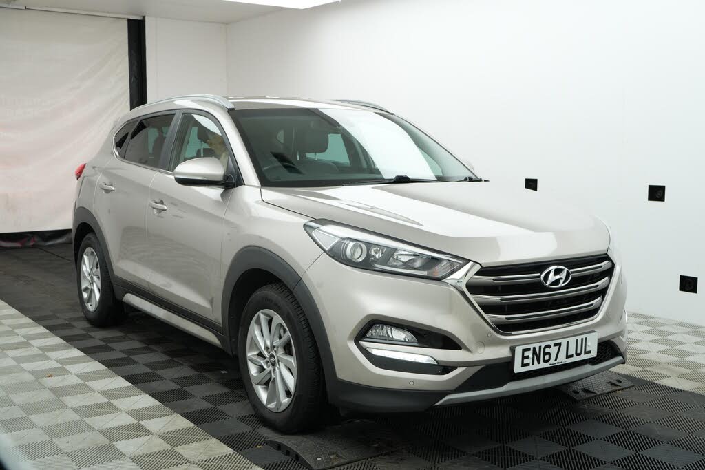 White 2018 Hyundai Tucson SUV/Crossover Front-wheel drive Manual